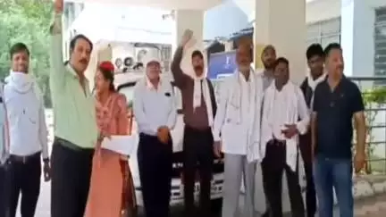 दमोह: स्थानांतरण नीति के विरोध में पटवारी संघ ने कलेक्ट्रेट में कलेक्टर के नाम सौंपा ज्ञापन