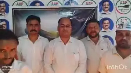 फिरोज़ाबाद: आप कार्यकर्ताओं ने विमान हादसे में मृत यात्रियों को दी श्रद्धांजलि, भारत सरकार से निष्पक्ष जांच की मांग की
