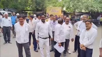 लवकुशनगर SDM पर अधिवक्ता से दुर्व्यवहार का आरोप, वकीलों ने लगाए 'मुर्दाबाद' के नारे