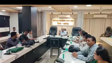 राजगढ़: खाली भूमि पर बाड़े बनाकर सड़कों पर बैठने वाली गायों को किया जाए शिफ्ट : ज़िला कलेक्टर