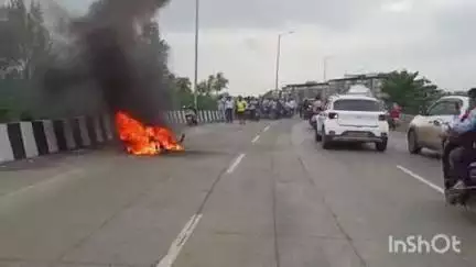 पेण: रामवाडी ब्रीजवर एक इलेक्ट्रिक बाईक अचानक पेटली
सुदैवाने या दुर्घटनेत कोणतीही जीवितहानी नाही