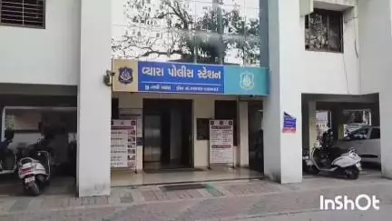 વ્યારા: વ્યારા શહેરના પુલ ફળિયા વિસ્તારમાં પોલીસે રેડ કરી વિદેશી દારૂ નું વેચાણ કરતા આરોપીને ઝડપી લીધો.