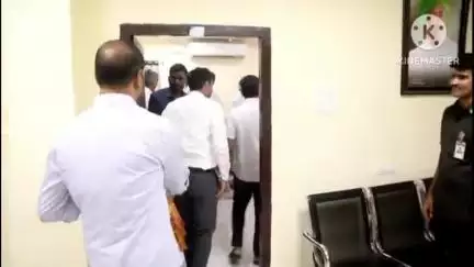 ఖమ్మం అర్బన్: బదిలీపై వెళ్తున్న కలెక్టర్ ముజమ్మిల్ ఖాన్‌ను సత్కరించిన మంత్రి తుమ్మల నాగేశ్వరరావు