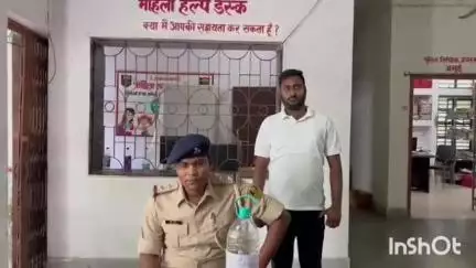 जमुई: तारीख पर आए अभियुक्त को अंग्रेजी शराब पिलाने के आरोप में जमुई कोर्ट पहुंचा युवक गिरफ्तार, पुलिस कर रही पूछताछ
