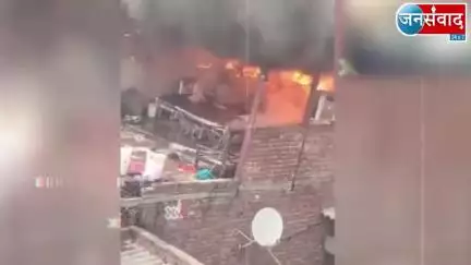 Delhi Fire News || उत्तर पूर्वी दिल्ली के मुस्तफाबाद में मकान की ऊपरी मंजिल पर लगी भीषण आग #Delhi https://youtu.be/W3PjU