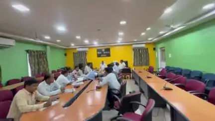 औरंगाबाद: जिलेवासियों को पेयजल आपूर्ति सुनिश्चित कराने के प्रति जिला पदाधिकारी गंभीर, समाहरणालय में बैठक की