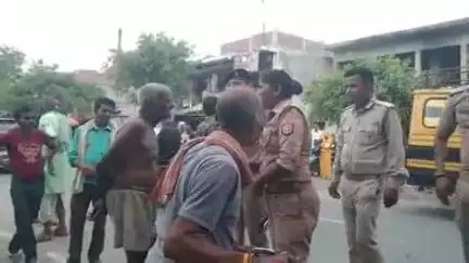 अमृतपुर: गलारपुर गांव में दबंगों द्वारा वृद्ध की मारपीट की जांच करने पहुंचे क्षेत्र अधिकारी