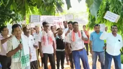 দাংতল ৰাজহ চক্ৰ: কাজলগাঁৱত সদৌ বিটিআৰ অপ্ৰাদেশিকৃত শিক্ষক সন্থাৰ দুই ঘন্টীয়া অৱস্থান ধৰ্মঘট
