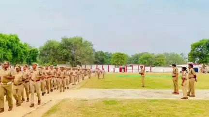 शाहजहांपुर: पुलिस अधीक्षक शाहजहाँपुर द्वारा रिजर्व पुलिस लाईन में शुक्रवार को परेड की ली गई सलामी