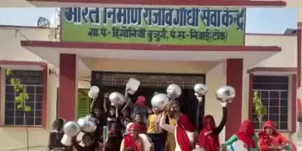 निवाई: गांव हिंगोनिया बुजुर्ग में पानी की समस्या को लेकर ग्रामीणों ने भारत राजीव गांधी निर्माण केंद्र पर किया प्रदर्शन