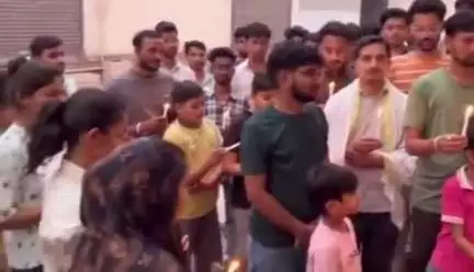 करौली: अहमदाबाद विमान हादसे में शहर में लोगों ने मोमबत्ती जलाकर 2 मिनट का मौन रखकर मृतकों को दी श्रद्धांजलि