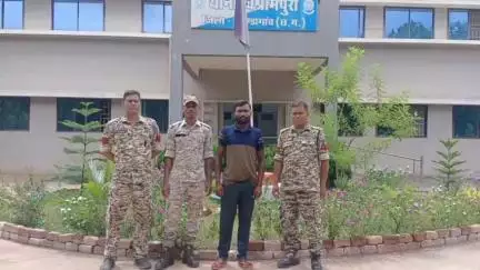 कोंडागांव: विश्रामपुरी थाना पुलिस ने तीन वर्षों से फरार बलात्कार के आरोपी रमेश यादव को किया गिरफ्तार, भेजा गया जेल