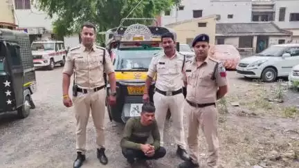 रतलाम: थाना स्टेशन रोड पुलिस ने चोरी का ऑटो रिक्शा विस्तारा पार्क के पास से बरामद किया, आरोपी गिरफ्तार