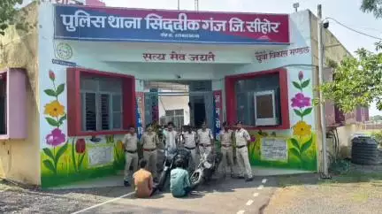 इछावर: सिद्दीकगंज पुलिस ने दो शातिर चोरों को किया गिरफ्तार, चोरी की दो मोटरसाइकिलें भी ज़ब्त