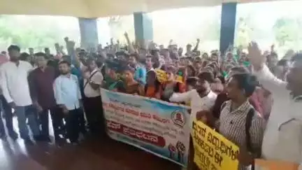 ಕಲಬುರಗಿ: ಏಳು ತಿಂಗಳು ತಡವಾದ ಫಲಿತಾಂಶ: ನಗರದಲ್ಲಿ ಗುಲ್ಬರ್ಗ ವಿವಿ ವಿರುದ್ಧ ಬಿ.ಇಡಿ. ವಿದ್ಯಾರ್ಥಿಗಳ ಆಕ್ರೋಶ