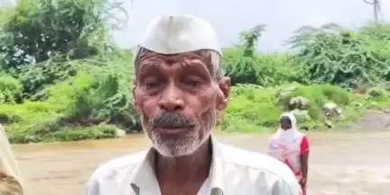 उत्तर सोलापूर: कासेगाव पूल पाण्याखाली; जीव मुठीत घेऊन प्रवास करणाऱ्या ग्रामस्थांची काम तातडीने पूर्ण करण्याची मागणी #Jansamasya