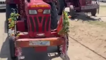कोडरमा: अवैध बालू परिवहन रोकने पहुंचे अंचल अधिकारी के वाहन को बालू लोड ट्रैक्टर ने मारी टक्कर, वाहन क्षतिग्रस्त