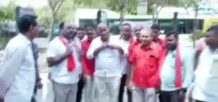సిద్దిపేట అర్బన్: సిద్దిపేట మాజీ ఎమ్మెల్యే ఎడ్ల గురువారెడ్డి వర్ధంతి సందర్భంగా నివాళి అర్పించిన సిపిఐ ఎమ్మెల్యే సాంబశివ రావు