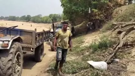 बालाघाट: खैरी नदी घाट पर अवैध रेत उत्खनन, तहसीलदार और पुलिस की संयुक्त कार्रवाई में 5 ट्रैक्टर जब्त