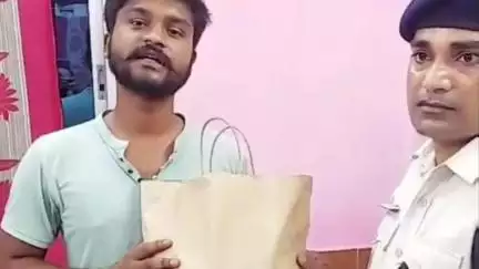 পাড়া: ট্রেনে হারিয়ে যাওয়া ব্যাগ উদ্ধার করে আসল মালিকের হাতে তুলে দিল আনাড়া আরপিএফ।