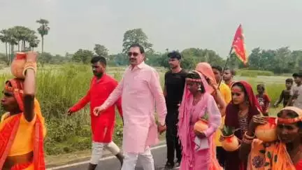 कल्याणपुर: कल्याणपुर विधानसभा अंतर्गत भोपतपुर ज्ञाणी बाबा के मठ पर आयोजित श्री शिवशक्ति महायज्ञ को लेकर निकाली गई कलश यात्रा
