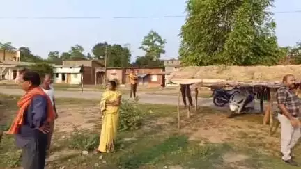 बालाघाट: तहसीलदार लामता के आदेश पर मौरिया में सड़क की भूमि से अतिक्रमण हटाया गया, अधिकारी रहे मौजूद