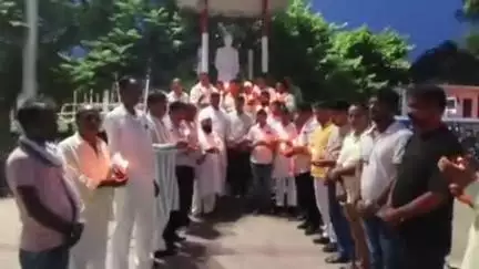 सुल्तानपुर: अहमदाबाद विमान हादसे से दुखी कांग्रेसियों ने तिकोनिया पार्क में मृतकों को दी श्रद्धांजलि, दुर्घटनाग्रस्त विमान
