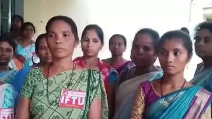 అంగన్వాడీ వర్కర్ల పిల్లలకు తల్లికివందనం ఇవ్వాలని బుట్టాయిగూడెం తహసీల్దార్ కార్యాలయం వద్ద ఆందోళన కార్యక్రమం