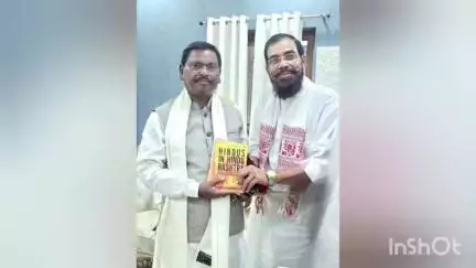 नवा बाज़ार: सुप्रीम कोर्ट के अधिवक्ता किशोर पांडेय ने पूर्व मुख्यमंत्री से पुस्तक देकर की शिष्टाचार भेंट