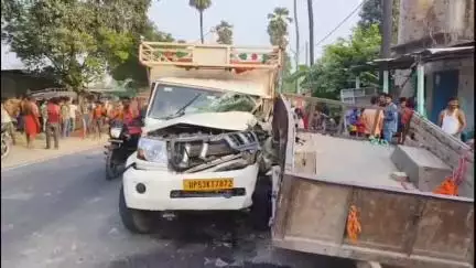 केसरिया: लीची लाने जा रहे एक पिकअप ने नयागांव पानशाला चौक के समीप खराब ट्रैक्टर ट्रॉली में पीछे से टकराया, उप चालक जख्मी