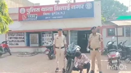 दुर्ग: पुलिस ने उड़िया मोहल्ला से मोटरसाइकिल चोरी के आरोपी और एक नाबालिग को हिरासत में लिया