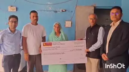 फतेहपुर: पंजाब नेशनल बैंक ने रक्षक प्लस योजना के तहत बासा छत्र के दिवंगत लाभार्थी के परिवार को 50 लाख रुपये का चेक सौंपा