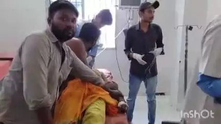 खगड़िया: दुर्गापुर में अज्ञात वाहन की टक्कर से एक महिला गंभीर रूप से घायल, डॉक्टर ने किया रेफर