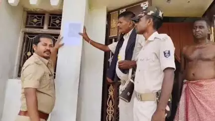 मेहसी: जिले के मेहसी थाना क्षेत्र में महिला प्रताड़ना कांड के फरार अभियुक्त के घर पुलिस ने किया इश्तेहार का तामिला