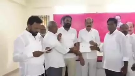 సంగారెడ్డి: సంగారెడ్డిలో 57 మంది లబ్ధిర్లకు సీఎం రిలీఫ్ ఫండ్ చెక్కులను పంపిణీ చేసిన ఎమ్మెల్యే చింతా ప్రభాకర్