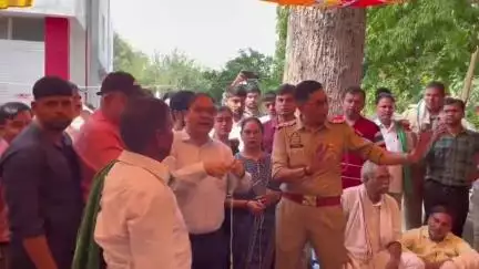 मथुरा: भाकियू चढ़ूनी के अनिश्चितकालीन धरने में रस्सी का फंदा लेकर पहुंचे डाक विभाग के प्रवर अधीक्षक, वीडियो हुआ वायरल