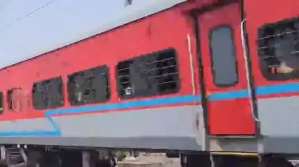 झांसी: झांसी की तीन ट्रेनें प्रभावित, लास्ट स्टेशन से पहले निरस्त, गोंडा-बाराबंकी स्टेशन के बीच तीसरी लाइन का काम चल रहा