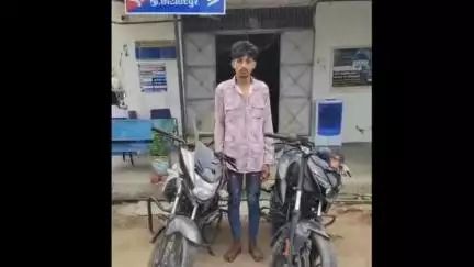 છોટાઉદેપુર: ચોરાયેલ મોટર સાયકલોની સાથે આરોપીને પોલીસે ઢોરકુવા બાજુથી ઝડપી પાડ્યા.