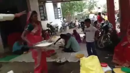 होशंगाबाद नगर: नर्मदापुरम: मालखेड़ी से आए यादव परिवार द्वारा पीडब्ल्यूडी ऑफिस के सामने सामूहिक भंडारे का आयोजन