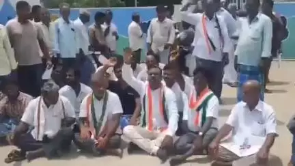 గంగాధర నెల్లూరు: గంగాధర నెల్లూరు మండలంలోని జైన్ ఫ్యాక్టరీ వద్ద మామిడి రైతులను ప్రభుత్వం ఆదుకోవాలని కాంగ్రెస్ పార్టీ నాయకులు నిరసన