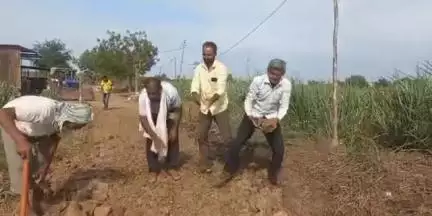 उत्तर सोलापूर: शिरापूर सो येथील पाणंद रस्ता सामाजिक कार्यकर्ते अनिल पाटील यांनी स्वखर्चाने दुरुस्त करून केला पूर्ण...