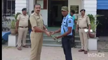 তুফানগঞ্জ ২: প্রখর রোদের হাত থেকে বাঁচতে বক্সিরহাট থানার ট্র্যাফিক গার্ডদের ছাতা প্রদান, উপস্থিত SDPO