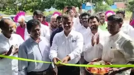 விருதுநகர்: புதிய பேருந்து நிலையம் அருகே ஸ்ரீ சாஸ்தா மோட்டார்ஸ் விற்பனை நிலையத்தை துணை ஆட்சியர் சாய் பாலாஜி திறந்துவைத்தார்