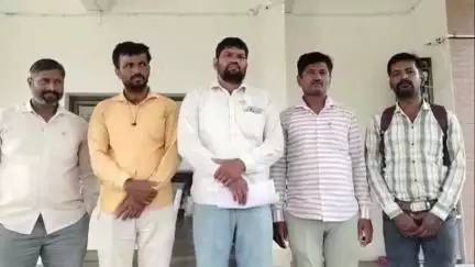 शिरोळ: माजी आमदार बच्चू कडू यांच्या अन्नत्याग उपोषणाच्या समर्थनार्थ तालुक्यातील आंदोलन अंकुश संघटनेचे नायब तहसीलदारांना निवेदन