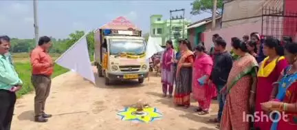କୋଟପାଡ: ଅଞ୍ଚଳା, କାମରା ଓ ଜୁଝାରୀ ପଞ୍ଚାୟତ କାର୍ଯ୍ୟାଳୟ ପରିସରରେ ବିକାଶ ବାହନ ରଥର ଶୁଭ ଉଦଘାଟନ କଲେ ଗୋଷ୍ଠୀ ଉନ୍ନୟନ ଅଧିକାରୀ