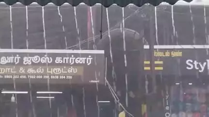 உதகமண்டலம்: நீலகிரிக்கு 'ரெட்' அலர்ட் - நாளை பள்ளிகளுக்கு மட்டும் விடுமுறை