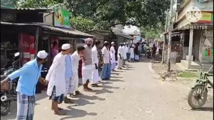 নলহাটি ২: ওয়াকফ সংশোধন বিল প্রত্যাহারের দাবিতে লোহাপুরে সংখ্যালঘু সম্প্রদায়ের মানববন্ধন কর্মসূচি