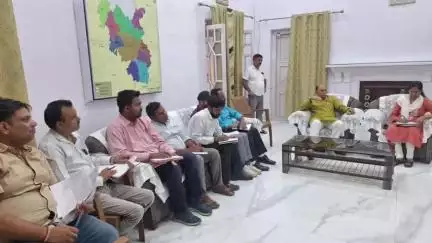 सागर: बिजली कटौती से नाराज़ नरयावली विधायक प्रदीप लारिया ने विद्युत विभाग के अधिकारियों के साथ की बैठक, दिए सख़्त निर्देश