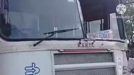 आगर: चामड़दा के पास राजस्थान रोडवेज की बस ने ट्रैक्टर को मारी टक्कर, सामने से आ रही एक कार अनियंत्रित होकर खाई में गिरी