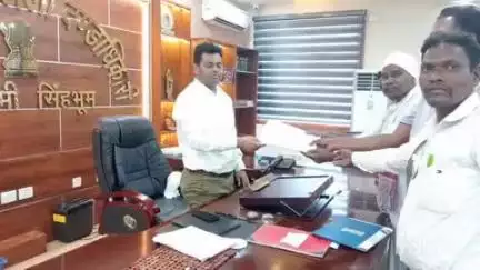 चाईबासा: प्रखंड में अबुआ आवास निर्माण की समस्या को लेकर मानकी मुंडा संघ ने उपायुक्त को ज्ञापन सौंपा